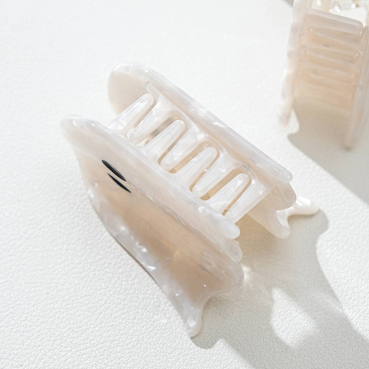 Ghost Claw Clip (1) - Small: Pearl